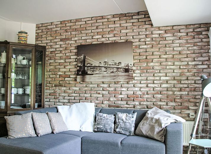 Lichte slaapkamer in Appartement Planeet, Wissenkerke, met comfortabel bed en sfeervolle decoratie.