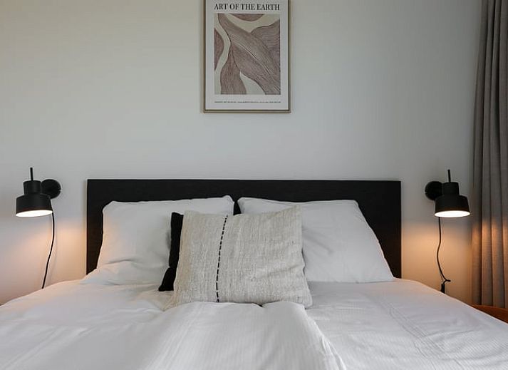 Geraeumiges Wohnzimmer im Ferienhaus in Wissenkerke mit Blick auf die Natur von Nord-Beveland, Zeeland.