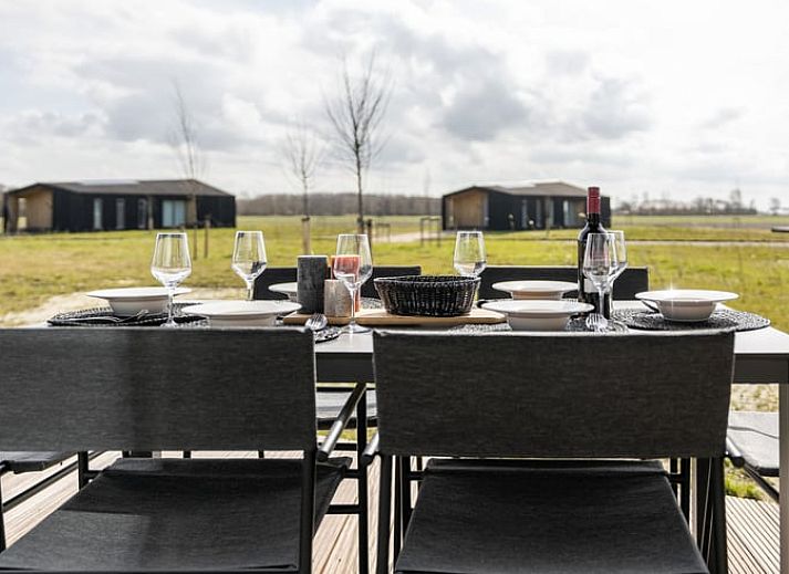 Geraeumiges Wohnzimmer im Ferienhaus in Wissenkerke mit Blick auf die Natur von Nord-Beveland, Zeeland.