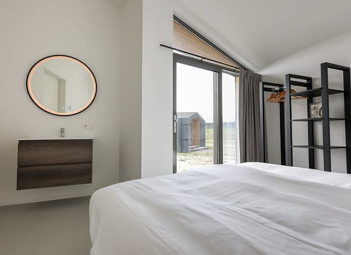 Gemuetlich gedeckter Esstisch auf der Terrasse des Ferienhauses in Wissenkerke, mit Blick auf Nord-Beveland, Zeeland.