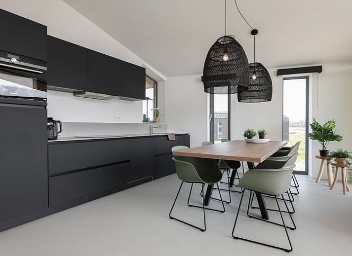 Gemuetlich gedeckter Esstisch auf der Terrasse des Ferienhauses in Wissenkerke, mit Blick auf Nord-Beveland, Zeeland.