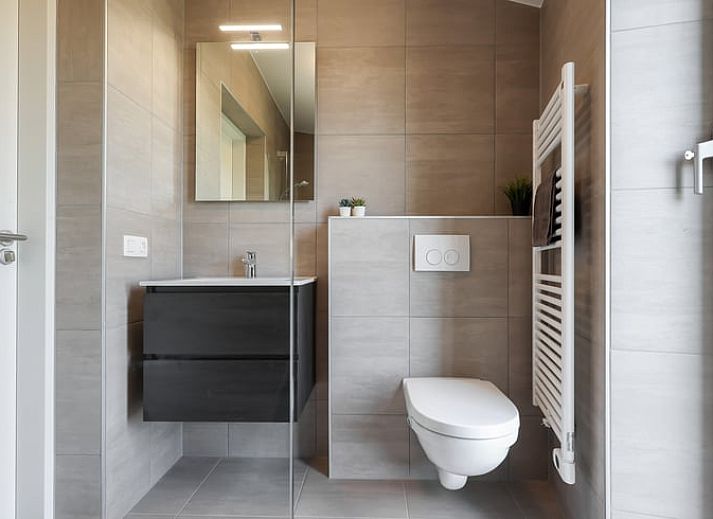 Gemuetlich gedeckter Esstisch auf der Terrasse des Ferienhauses in Wissenkerke, mit Blick auf Nord-Beveland, Zeeland.