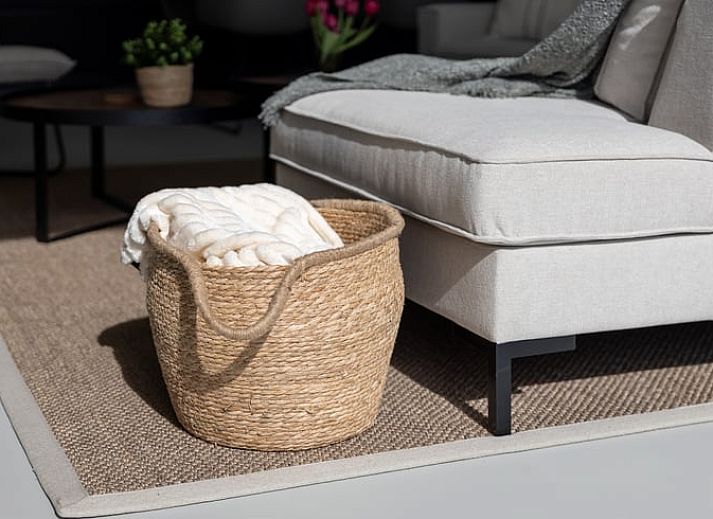 Die Aussenterrasse des Ferienhauses in Wissenkerke bietet einen Panoramablick auf die gruene Umgebung von Nord-Beveland, Zeeland.