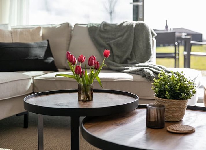 Stilvolles Schlafzimmer eines Ferienhauses in Wissenkerke mit modernen Details in Noord-Beveland, Zeeland.