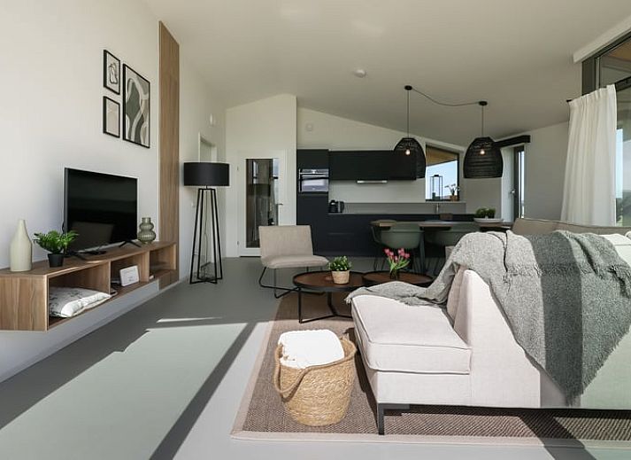 Stilvolles Schlafzimmer eines Ferienhauses in Wissenkerke mit modernen Details in Noord-Beveland, Zeeland.