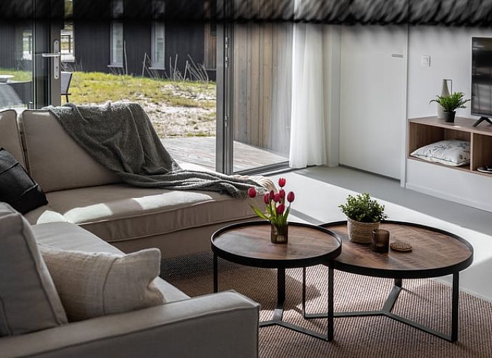 Stilvolles Schlafzimmer eines Ferienhauses in Wissenkerke mit modernen Details in Noord-Beveland, Zeeland.