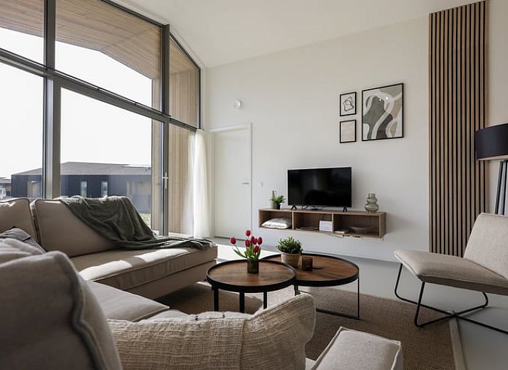 Stilvolles Schlafzimmer eines Ferienhauses in Wissenkerke mit modernen Details in Noord-Beveland, Zeeland.