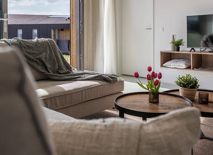 Stilvolles Schlafzimmer eines Ferienhauses in Wissenkerke mit modernen Details in Noord-Beveland, Zeeland.