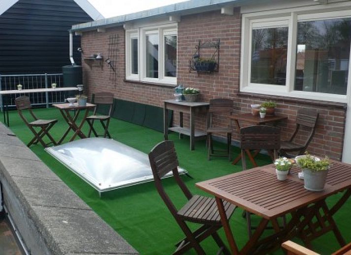 Inn d'n Eenhoorn, een charmant vakantiehuis in Colijnsplaat, Noord-Beveland, Zeeland, met traditionele bakstenen gevel.