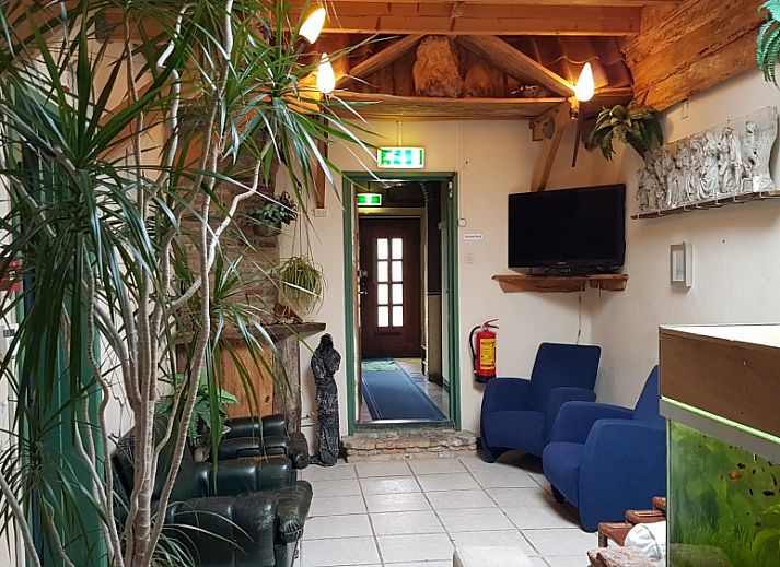 Inn d'n Eenhoorn, een charmant vakantiehuis in Colijnsplaat, Noord-Beveland, Zeeland, met traditionele bakstenen gevel.