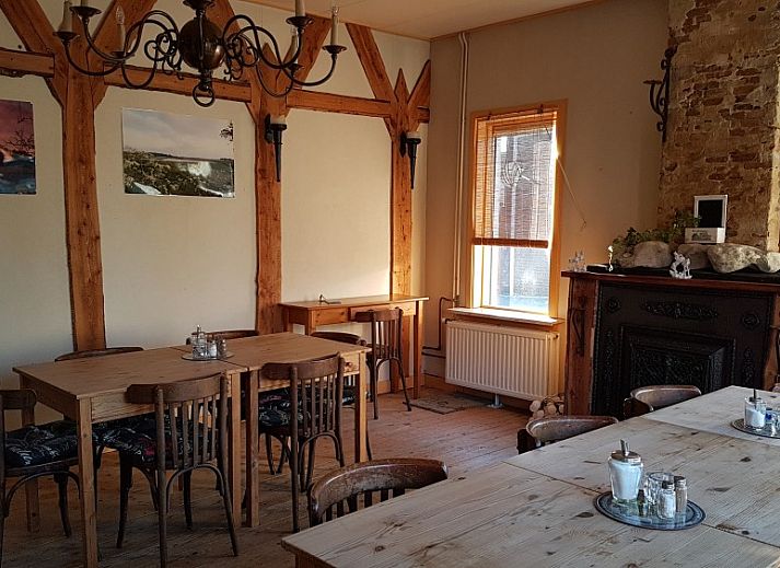 Inn d'n Eenhoorn, een charmant vakantiehuis in Colijnsplaat, Noord-Beveland, Zeeland, met traditionele bakstenen gevel.