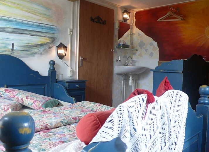 Zonnig dakterras van Inn d'n Eenhoorn in Colijnsplaat, Noord-Beveland, ideaal voor ontspanning en genieten van de omgeving.