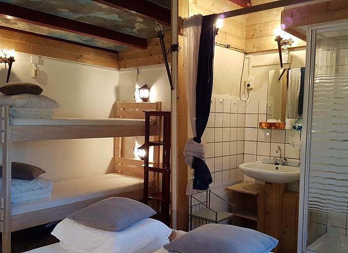 Zonnig dakterras van Inn d'n Eenhoorn in Colijnsplaat, Noord-Beveland, ideaal voor ontspanning en genieten van de omgeving.