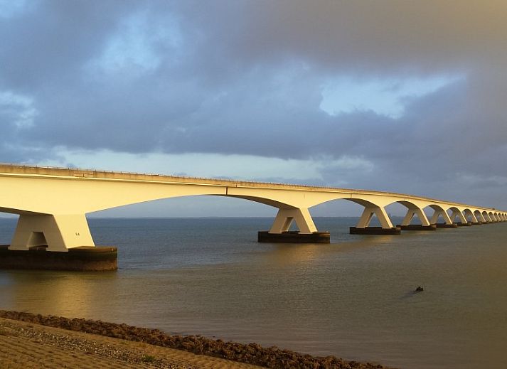 Zonnig dakterras van Inn d'n Eenhoorn in Colijnsplaat, Noord-Beveland, ideaal voor ontspanning en genieten van de omgeving.