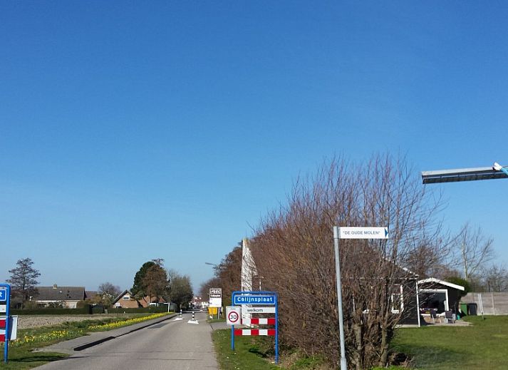 Gezellige binnenruimte van Inn d'n Eenhoorn in Colijnsplaat, Noord-Beveland, met comfortabele zitplaatsen en groene accenten.