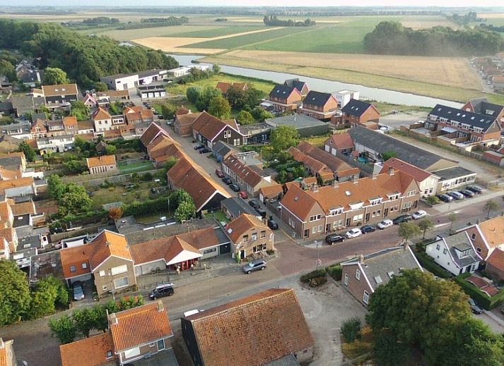 Gezellige binnenruimte van Inn d'n Eenhoorn in Colijnsplaat, Noord-Beveland, met comfortabele zitplaatsen en groene accenten.
