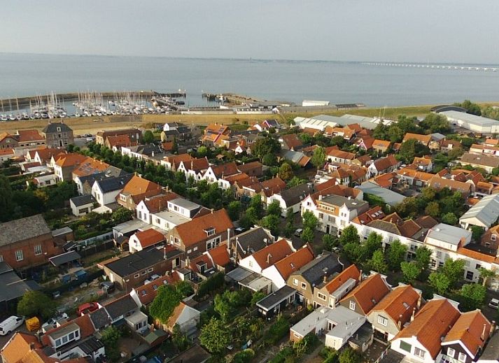 Gezellige binnenruimte van Inn d'n Eenhoorn in Colijnsplaat, Noord-Beveland, met comfortabele zitplaatsen en groene accenten.
