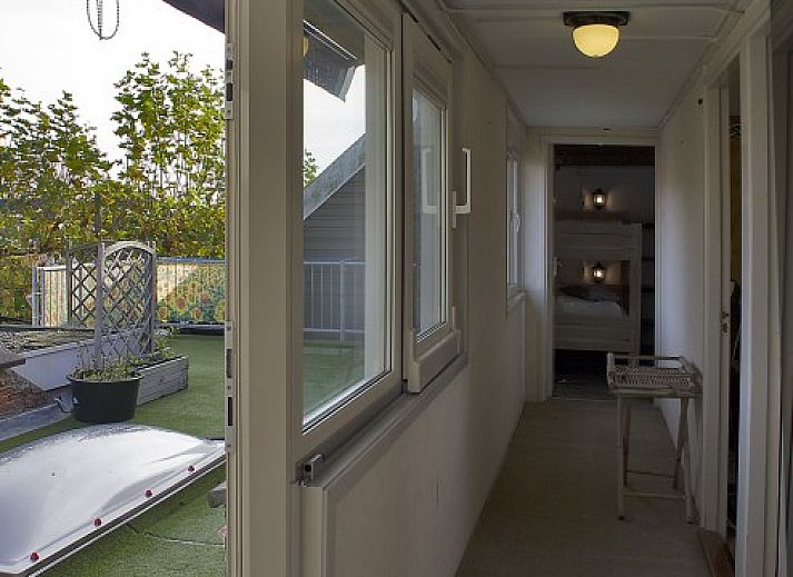 Eetruimte in Inn d'n Eenhoorn, Colijnsplaat, Noord-Beveland, met houten tafels en rustieke sfeer voor een gezellige maaltijd.