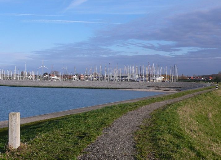 Slaapkamer in Inn d'n Eenhoorn, Colijnsplaat, Noord-Beveland, met comfortabele bedden en een serene ambiance voor een goede nachtrust.