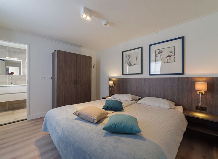 Exterior of Holiday Home Ganuenta in Colijnsplaat, North Beveland with colorful flowers and traditional architecture.