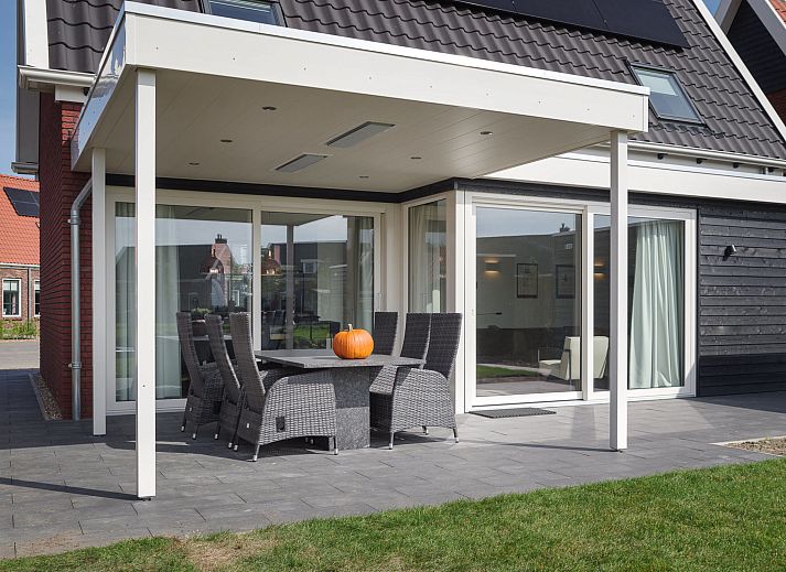 Modern sauna and shower in Holiday Home Ganuenta, Colijnsplaat, North Beveland for ultimate relaxation.