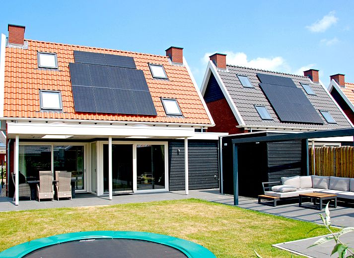 Modern sauna and shower in Holiday Home Ganuenta, Colijnsplaat, North Beveland for ultimate relaxation.