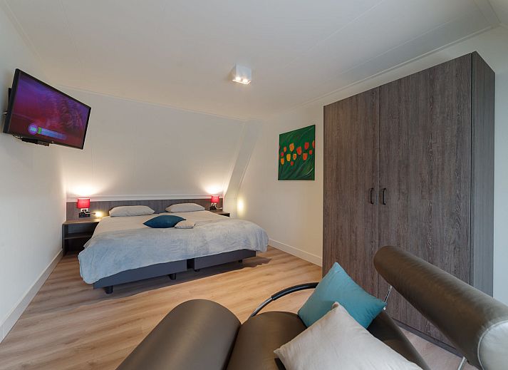 Modern sauna and shower in Holiday Home Ganuenta, Colijnsplaat, North Beveland for ultimate relaxation.