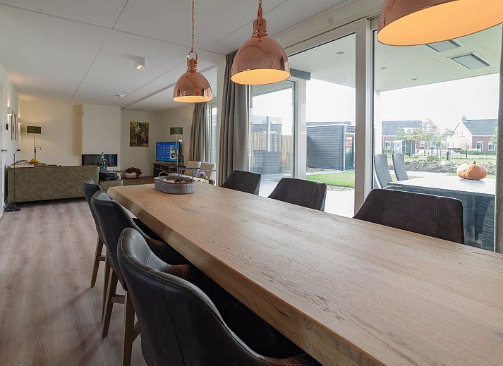 Stylish black kitchen in Holiday Home Ganuenta, Colijnsplaat, North Beveland with modern appliances.