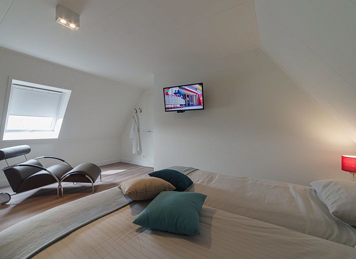 Stylish black kitchen in Holiday Home Ganuenta, Colijnsplaat, North Beveland with modern appliances.