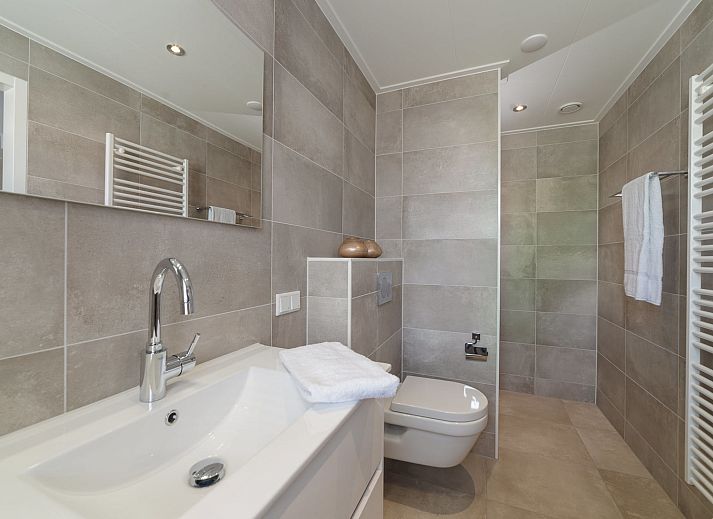 Stylish black kitchen in Holiday Home Ganuenta, Colijnsplaat, North Beveland with modern appliances.