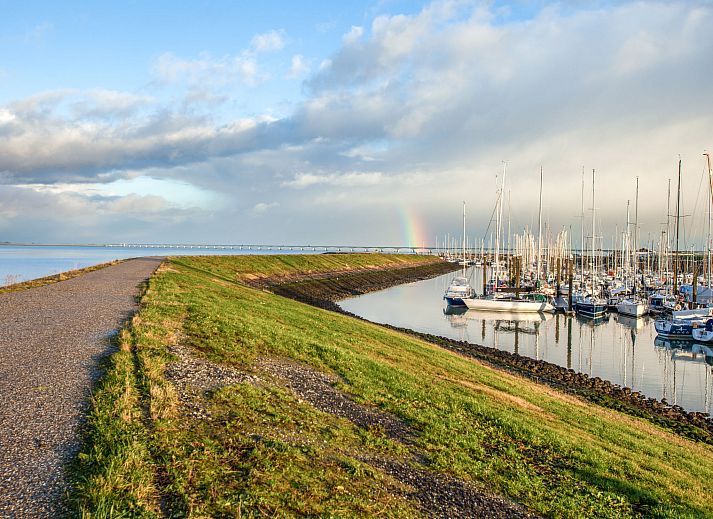 Dining room with wooden table in Holiday Home Ganuenta, Colijnsplaat, North Beveland, ideal for cozy dinners.
