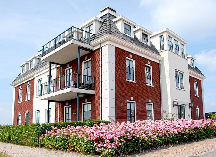 Gemuetliches Schlafzimmer im Apartment Ganuenta, Colijnsplaat, Noord-Beveland, mit bequemem Doppelbett und rustikaler Einrichtung.