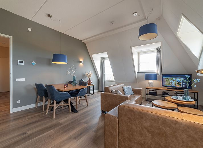 Gemuetliches Schlafzimmer im Apartment Ganuenta, Colijnsplaat, Noord-Beveland, mit bequemem Doppelbett und rustikaler Einrichtung.