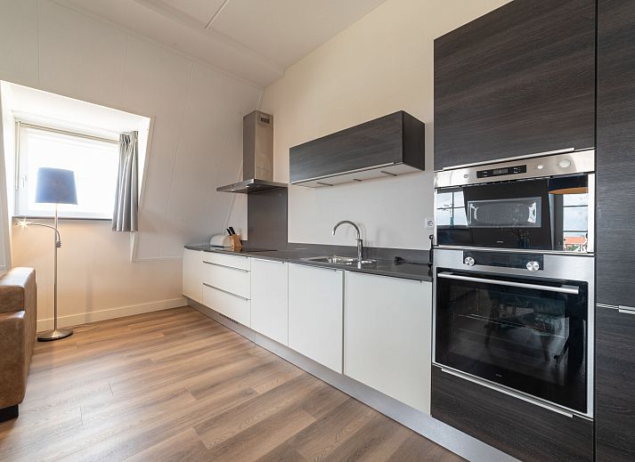 Gemuetliches Schlafzimmer im Apartment Ganuenta, Colijnsplaat, Noord-Beveland, mit bequemem Doppelbett und rustikaler Einrichtung.