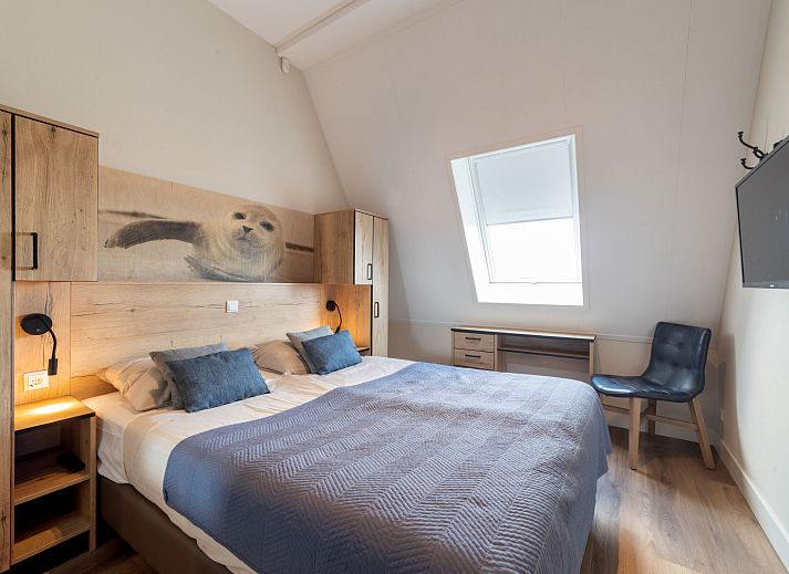 Gemuetliches Schlafzimmer im Apartment Ganuenta, Colijnsplaat, Noord-Beveland, mit bequemem Doppelbett und rustikaler Einrichtung.