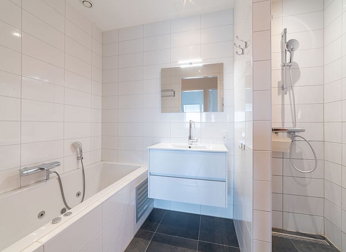 Stilvolles Wohnzimmer im Apartment Ganuenta, Colijnsplaat, Noord-Beveland, mit modernen Moebeln und offener Kueche.