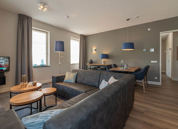 Stilvolles Wohnzimmer im Apartment Ganuenta, Colijnsplaat, Noord-Beveland, mit modernen Moebeln und offener Kueche.