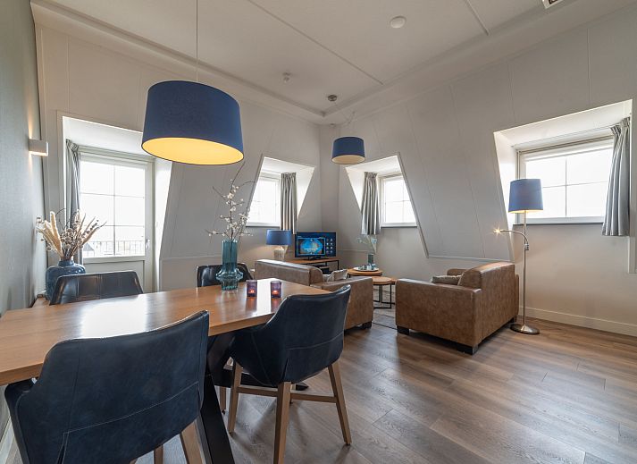Stilvolles Wohnzimmer im Apartment Ganuenta, Colijnsplaat, Noord-Beveland, mit modernen Moebeln und offener Kueche.