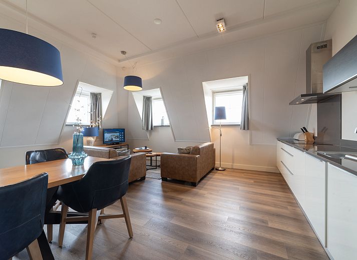 Charmanter Aussenbereich des Apartments Ganuenta in Colijnsplaat, Nord-Beveland, mit roten Ziegeln und bluehenden Blumen.