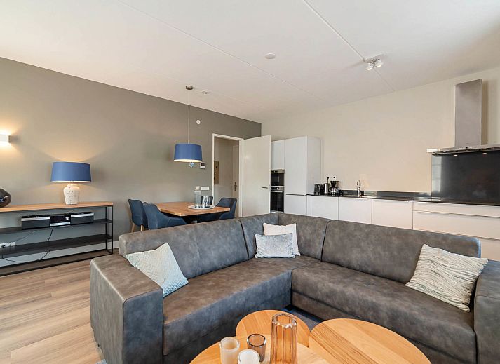 Strandaktivitaeten in der Naehe von Apartment Ganuenta in Colijnsplaat, Noord-Beveland, mit Strandsegeln und Kitesurfen.