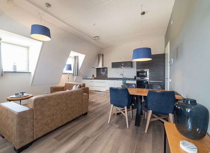 Strandaktivitaeten in der Naehe von Apartment Ganuenta in Colijnsplaat, Noord-Beveland, mit Strandsegeln und Kitesurfen.