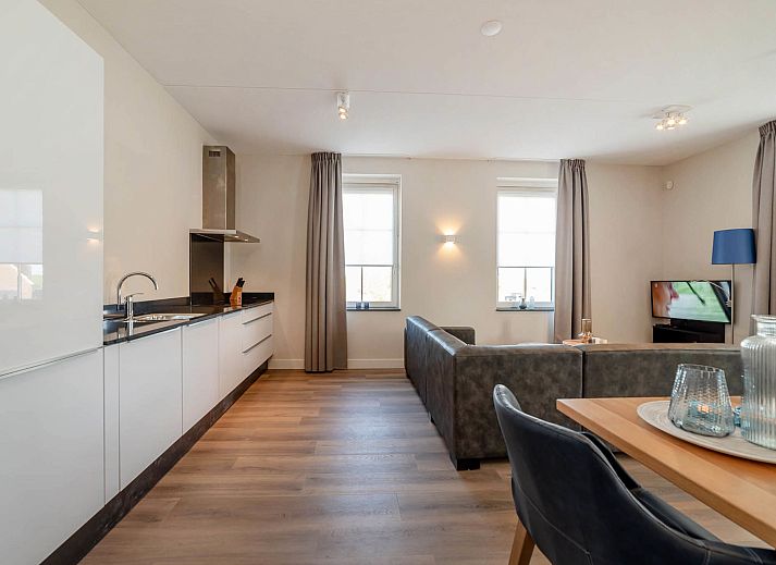 Strandaktivitaeten in der Naehe von Apartment Ganuenta in Colijnsplaat, Noord-Beveland, mit Strandsegeln und Kitesurfen.