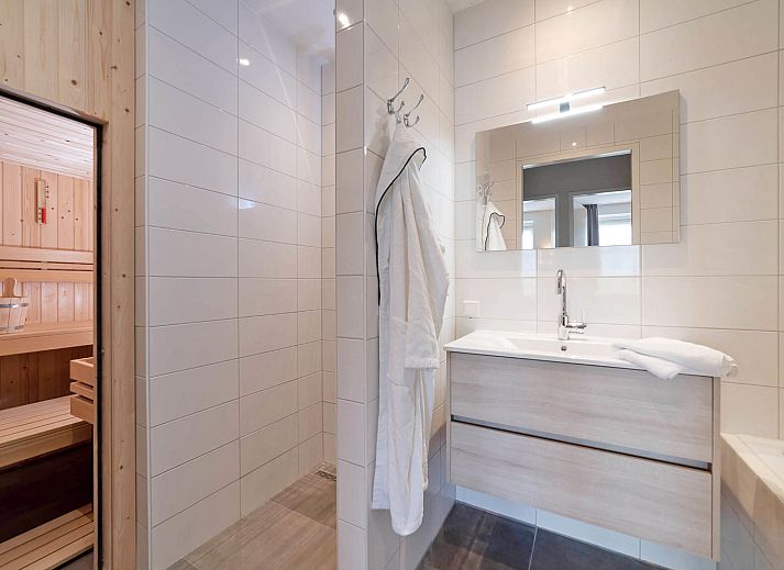 Strandaktivitaeten in der Naehe von Apartment Ganuenta in Colijnsplaat, Noord-Beveland, mit Strandsegeln und Kitesurfen.