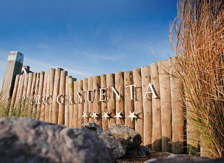 Seitenansicht des Apartments Ganuenta in Colijnsplaat, Nord-Beveland, mit Balkon und bunten Blumenbeeten.