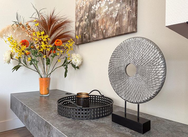 Moderne badkamer met sauna bij Coast and Calm 63 vakantiehuis in Colijnsplaat, Noord-Beveland, Zeeland