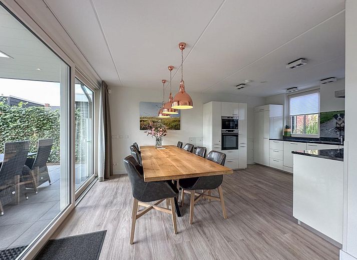 Moderne badkamer met sauna bij Coast and Calm 63 vakantiehuis in Colijnsplaat, Noord-Beveland, Zeeland