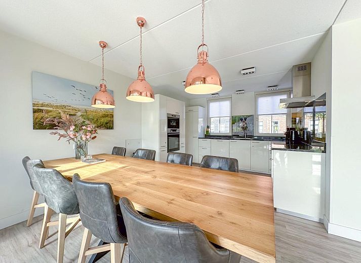 Moderne badkamer met sauna bij Coast and Calm 63 vakantiehuis in Colijnsplaat, Noord-Beveland, Zeeland