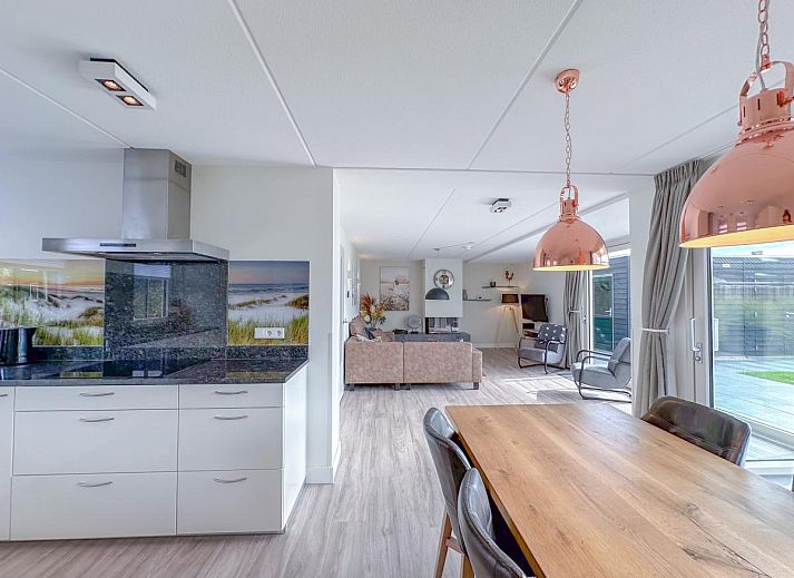 Moderne badkamer met sauna bij Coast and Calm 63 vakantiehuis in Colijnsplaat, Noord-Beveland, Zeeland