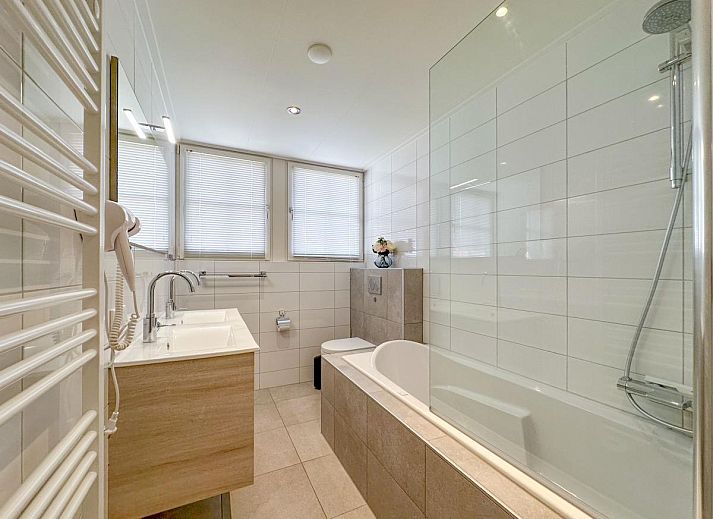 Ingang van Coast and Calm 63 vakantiehuis met kleurrijke tuin in Colijnsplaat, Noord-Beveland, Zeeland