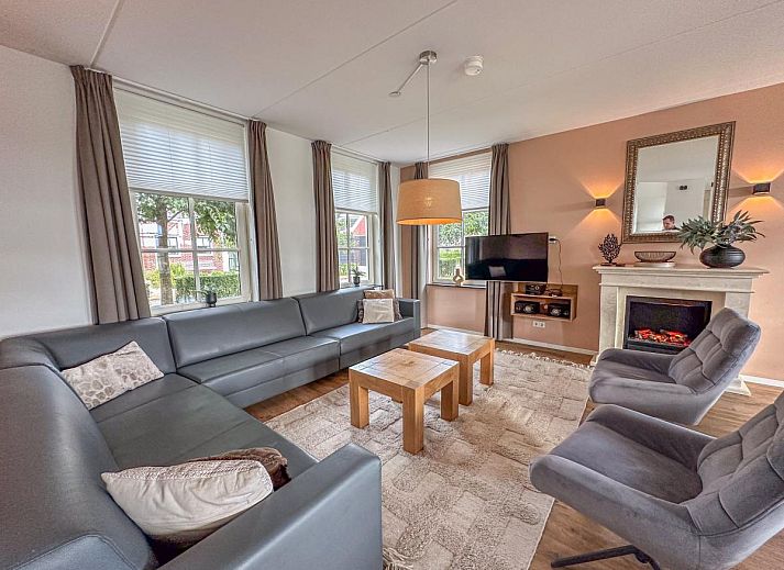 Ruim terras bij Dune Design 39 vakantiehuis in Colijnsplaat, Noord-Beveland, met comfortabele zithoek en groene tuin in zonnige omgeving.